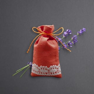 Lavandas ziedi lina maisiņā – 20 g (lielais) | oranžais ar mežģīni