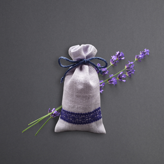Lavandas ziedi lina maisiņā – 10 g (mazais) | violetais ar mežģīni